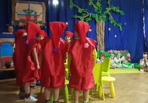 Zdjęcie przedstawia grupę chłopców grających rolę krasnoludków.